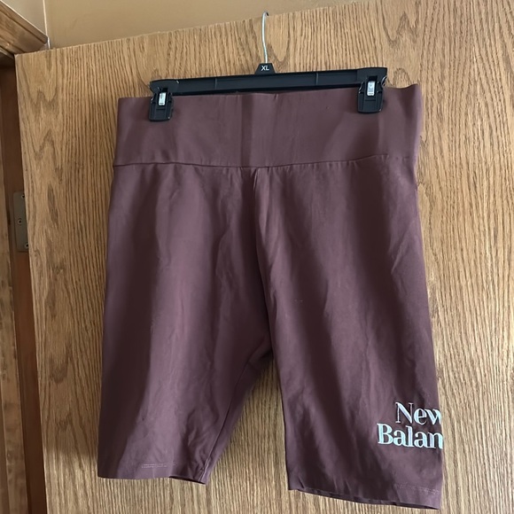 NEW BALANCE COOKIE LEGGING SHORTS IN BEIGE AND BROWN! - Picture 2 of 5